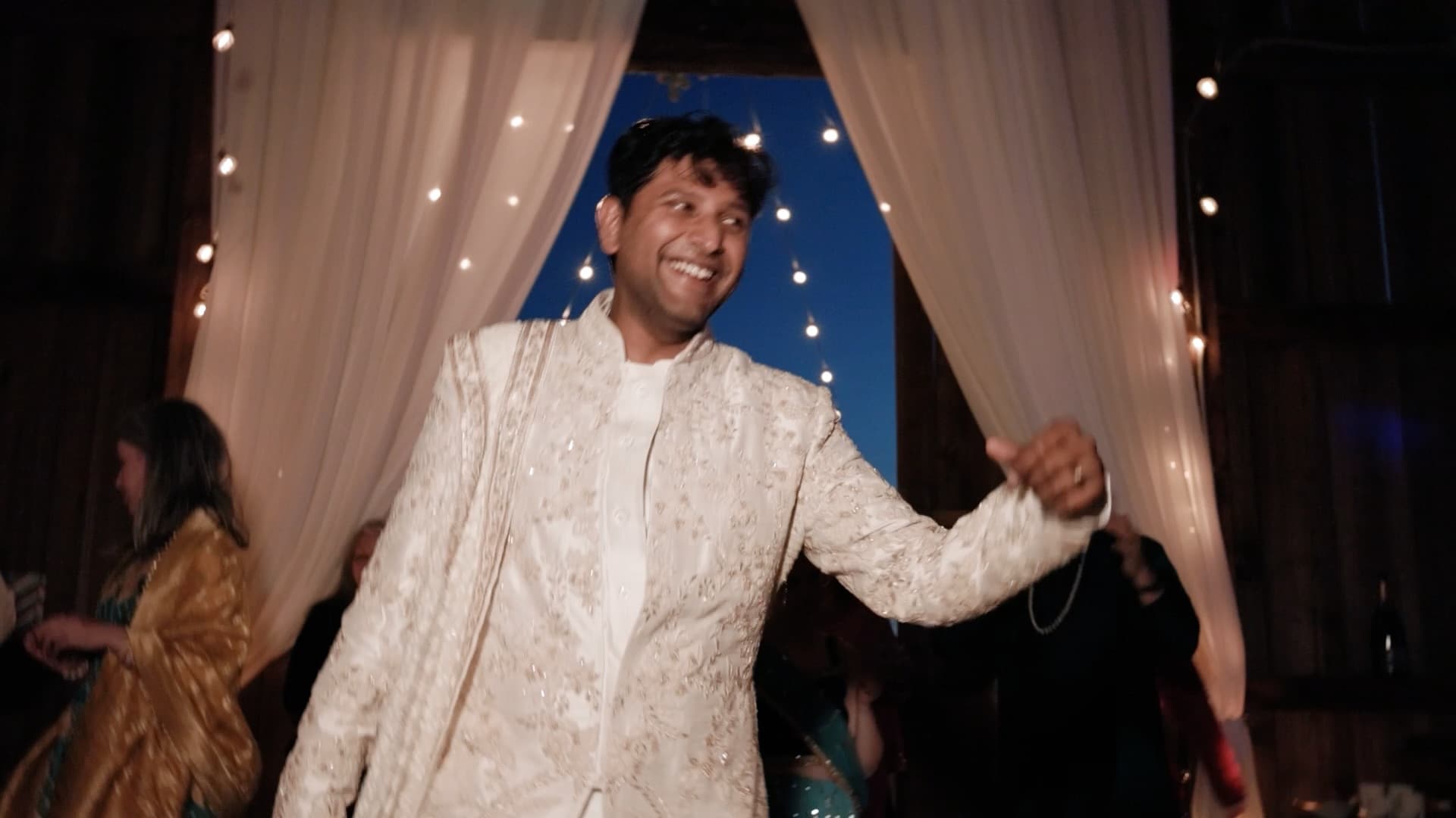 Jaqueline + Parik - Photo 16